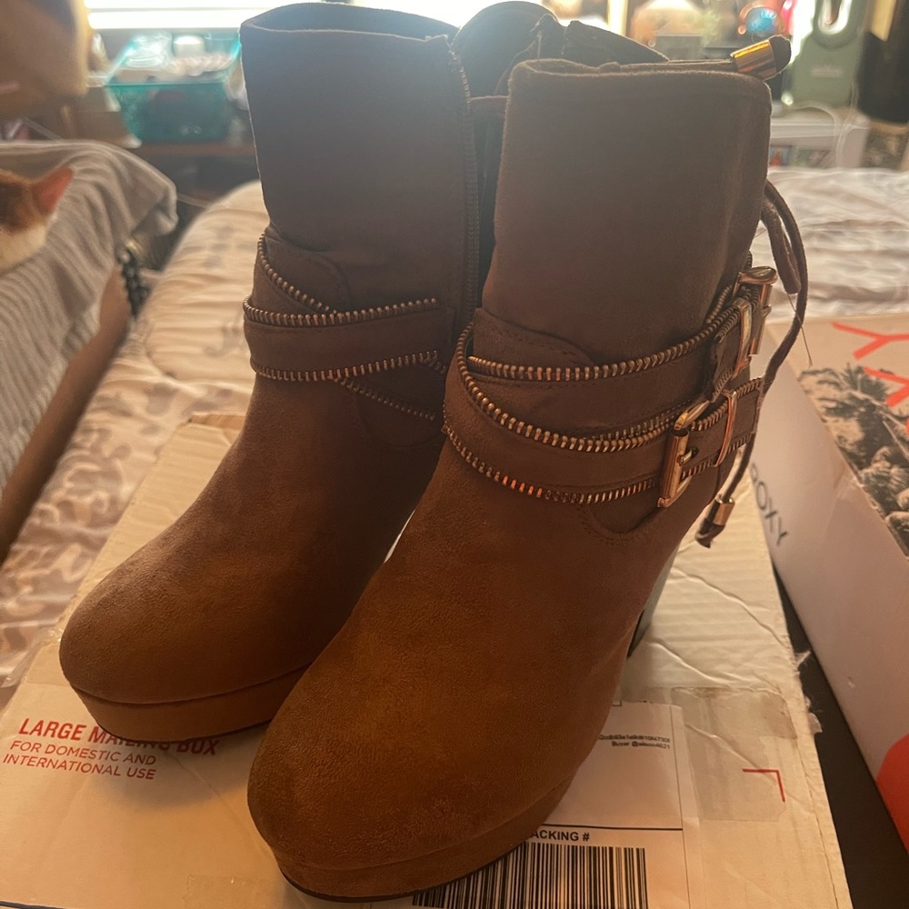 EUC WOMENS BROWN ZIP UP ANKLE BOOTS SZ 7.5 4” heel
